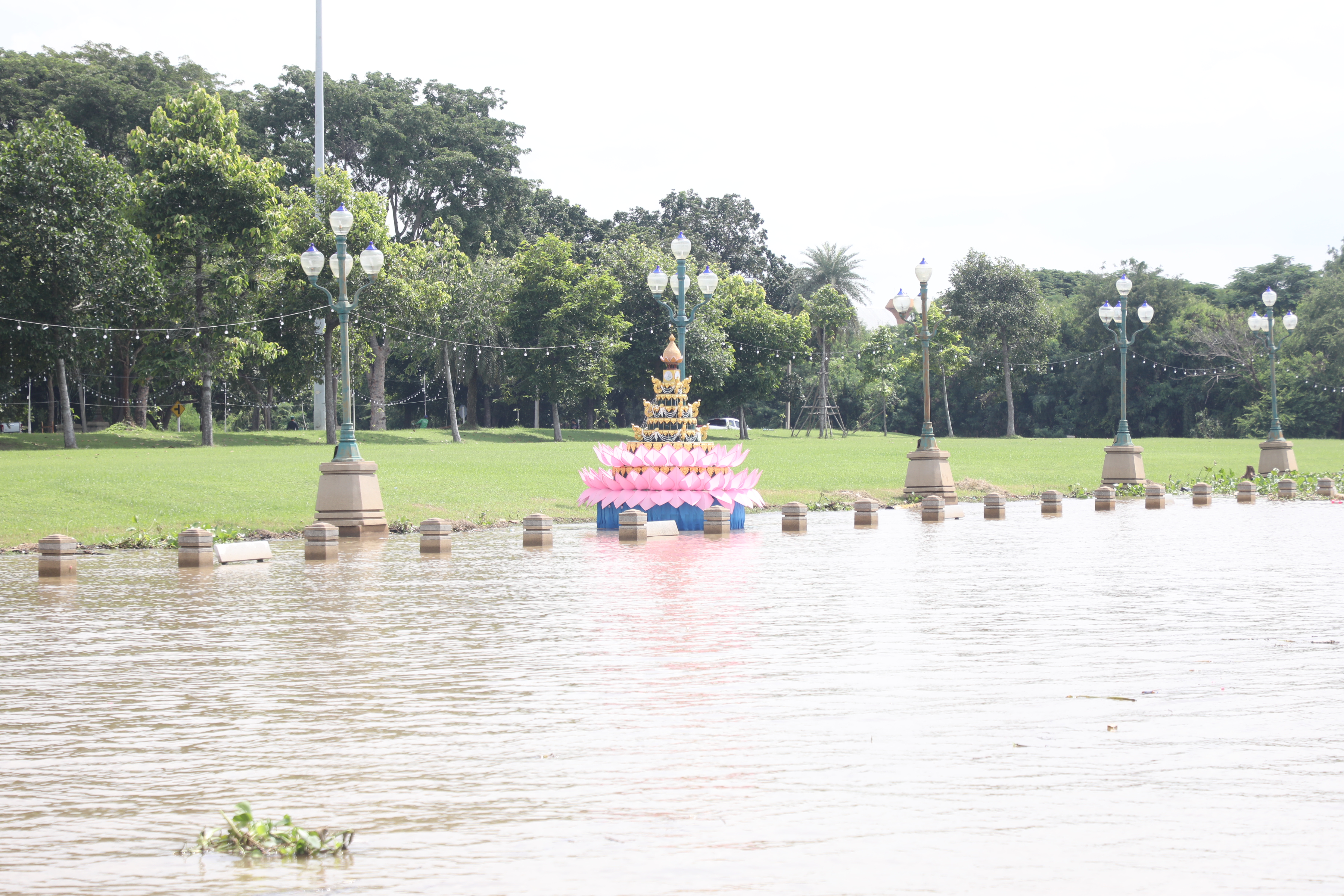 title - เลขาธิการ ส.ป.ก. นายเศรษฐเกียรติ กระจ่างวงษ์ ลงตรวจความเรียบร้อยของงาน 